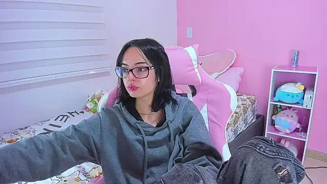 alexaa fox online show from November 12, 2025, 5:44 am