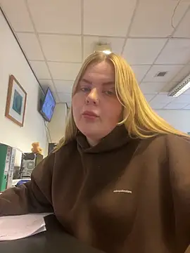 IslaMae online show from March 25, 2026, 1:32 pm