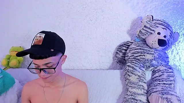 thiago kinghot online show from November 13, 2025, 12:31 pm