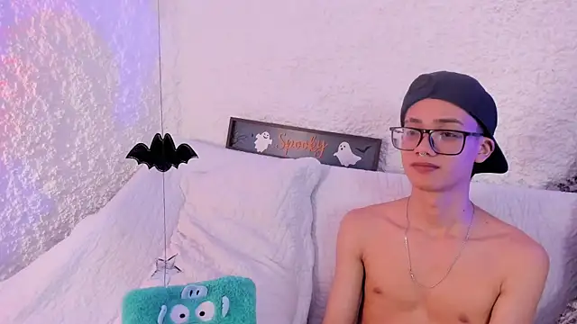 thiago kinghot online show from October 21, 2025, 5:45 pm