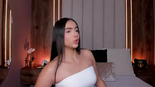 Snapshot of LucySalvatore_ chatting on June 7, 2026, 5:23 am LucySalvatore online show from June 7, 2026, 5:23 am