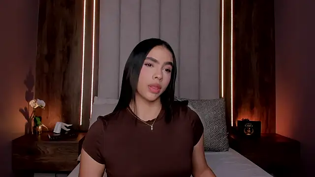 Snapshot of LucySalvatore_ chatting on June 20, 2026, 4:17 am LucySalvatore online show from June 20, 2026, 4:17 am