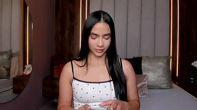 Snapshot of LucySalvatore_ chatting on May 10, 2026, 2:41 pm LucySalvatore online show from May 10, 2026, 2:41 pm