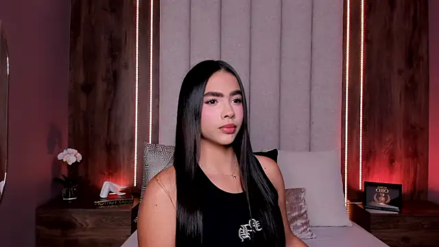 Snapshot of LucySalvatore_ chatting on August 3, 2026, 11:31 pm LucySalvatore online show from August 3, 2026, 11:31 pm