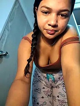 Snapshot of Eimy-04 chatting on October 26, 2025, 10:43 pm Eimy-04 online show from October 26, 2025, 10:43 pm