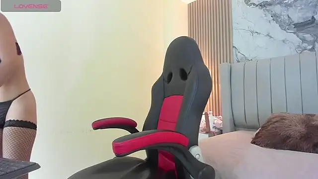 AURORAMARTIN2 online show from November 13, 2025, 7:40 pm