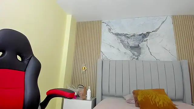 AURORAMARTIN2 online show from October 22, 2025, 7:35 pm