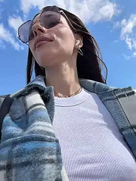 Amelie Crosby online show from July 23, 2026, 12:02 pm