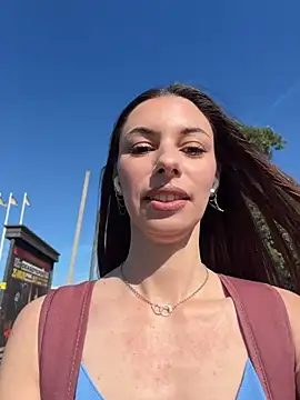 Amelie Crosby online show from July 30, 2026, 1:43 pm