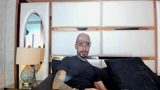 VinzenzRizzo online show from October 22, 2025, 4:28 pm