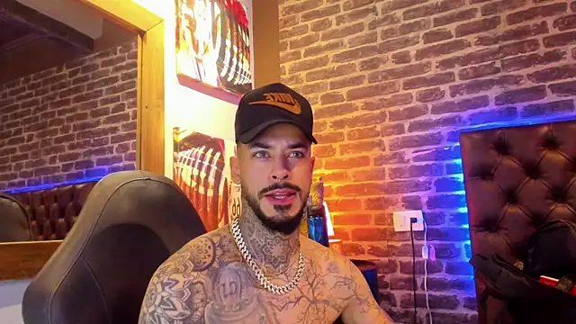 VinzenzRizzo online show from November 15, 2025, 6:12 pm