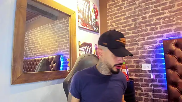 VinzenzRizzo online show from November 4, 2025, 3:54 am