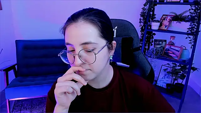 Snapshot of VirtuallVoyant chatting on October 7, 2025, 3:35 pm VirtuallVoyant online show from October 7, 2025, 3:35 pm