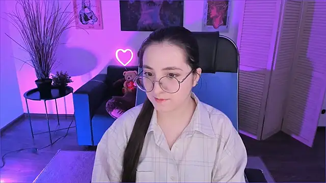 Snapshot of VirtuallVoyant chatting on December 5, 2025, 12:21 am VirtuallVoyant online show from December 5, 2025, 12:21 am