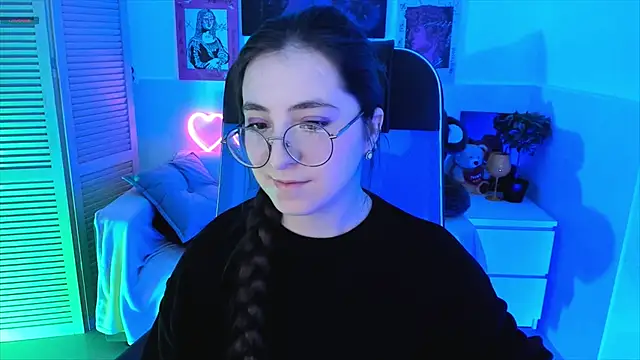 Snapshot of VirtuallVoyant chatting on October 13, 2025, 7:21 am VirtuallVoyant online show from October 13, 2025, 7:21 am