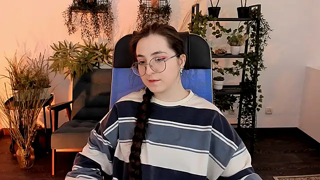 Snapshot of VirtuallVoyant chatting on December 3, 2025, 8:14 am VirtuallVoyant online show from December 3, 2025, 8:14 am