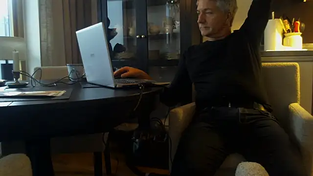 Snapshot of Swegay12-Exhi chatting on January 6, 2026, 11:47 am Swegay12-Exhi online show from January 6, 2026, 11:47 am