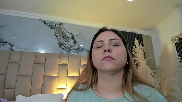 cloesummerr  online show from April 22, 2026, 12:45 pm