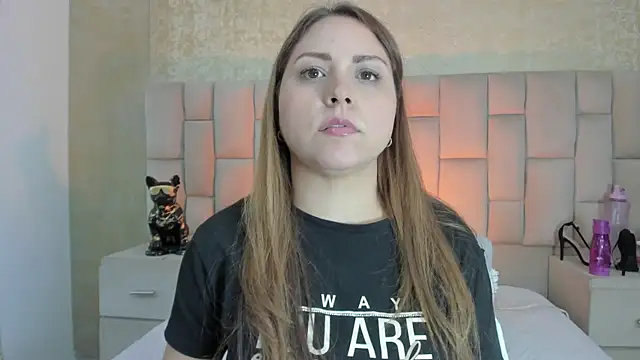 cloesummerr  online show from October 31, 2025, 1:08 pm