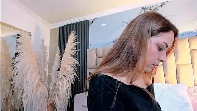 cloesummerr  online show from June 10, 2026, 1:01 pm