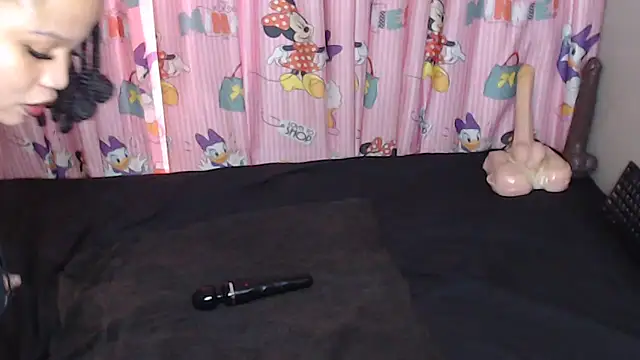 TrishahXo online show from June 12, 2026, 8:12 am
