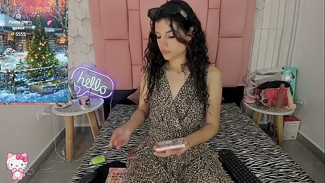 Snapshot of Viiolettlopez chatting on December 2, 2025, 1:13 pm Viiolettlopez online show from December 2, 2025, 1:13 pm