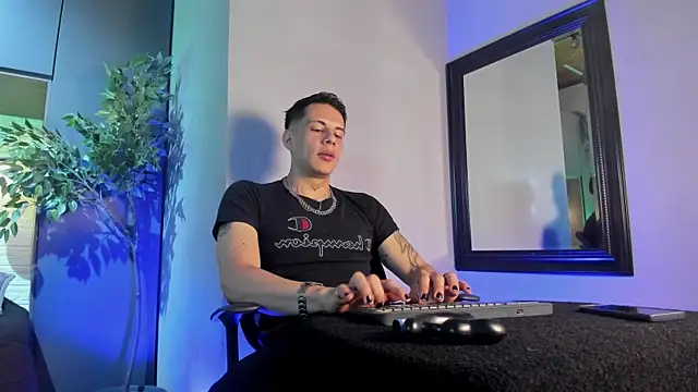 Snapshot of Dustin_Sonne chatting on July 2, 2026, 3:45 am Dustin Sonne online show from July 2, 2026, 3:45 am
