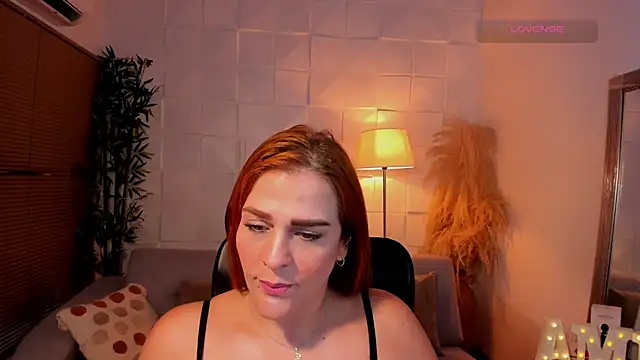 Snapshot of iamxamira chatting on September 22, 2025, 12:33 pm iamxamira online show from September 22, 2025, 12:33 pm