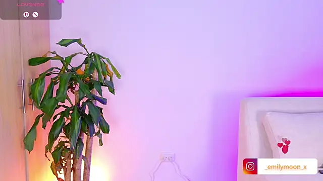 onlyemily  online show from April 28, 2026, 2:27 am