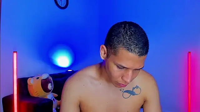 Snapshot of Latin_Boyss_ chatting on October 15, 2025, 6:27 pm Latin Boyss online show from October 15, 2025, 6:27 pm