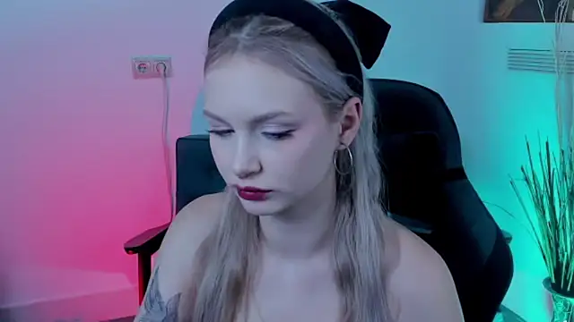 AvaDaviis online show from October 8, 2025, 1:45 pm