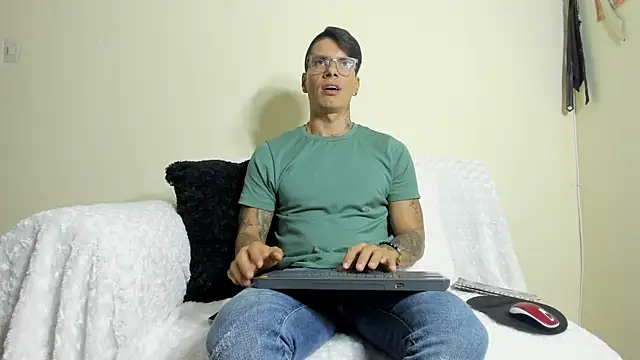 Snapshot of Alan_Fire chatting on October 13, 2025, 4:58 am Alan Fire online show from October 13, 2025, 4:58 am