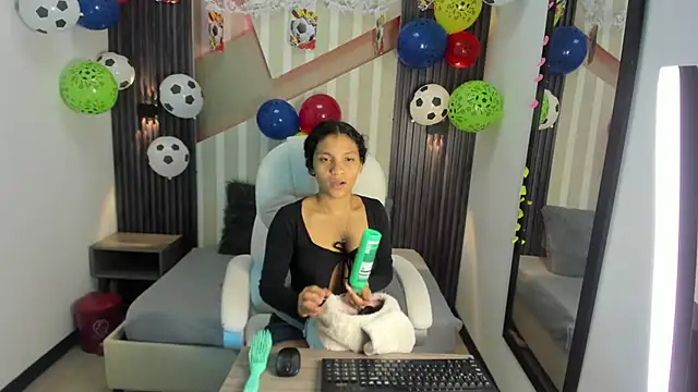 Snapshot of LittleeStar chatting on June 23, 2026, 10:19 pm LittleeStar online show from June 23, 2026, 10:19 pm