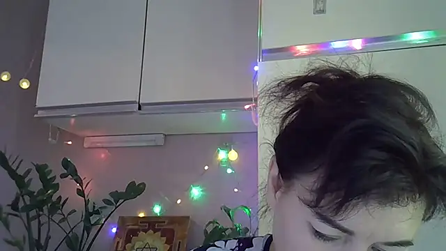 Snapshot of Krystal_82 chatting on October 21, 2025, 7:52 am Krystal 82 online show from October 21, 2025, 7:52 am