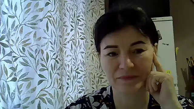 Snapshot of Krystal_82 chatting on December 3, 2025, 8:36 am Krystal 82 online show from December 3, 2025, 8:36 am