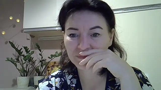 Snapshot of Krystal_82 chatting on October 4, 2025, 4:47 am Krystal 82 online show from October 4, 2025, 4:47 am