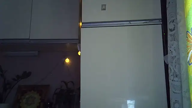 Snapshot of Krystal_82 chatting on October 30, 2025, 6:12 am Krystal 82 online show from October 30, 2025, 6:12 am