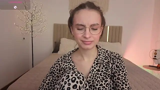 Snapshot of Real_cutie1 chatting on May 15, 2026, 12:47 pm Real cutie1 online show from May 15, 2026, 12:47 pm