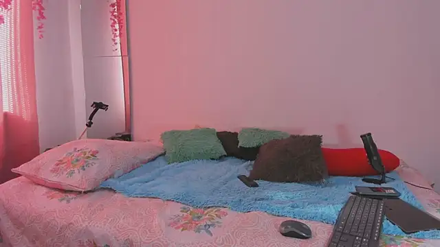 Snapshot of lanastone86 chatting on November 13, 2025, 1:15 pm lanastone86 online show from November 13, 2025, 1:15 pm