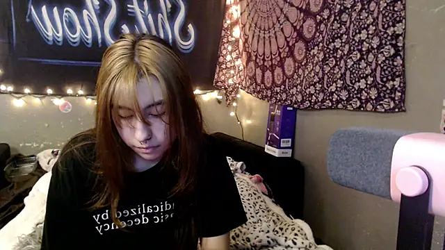 Snapshot of London_Ray chatting on June 24, 2026, 9:45 pm London Ray online show from June 24, 2026, 9:45 pm