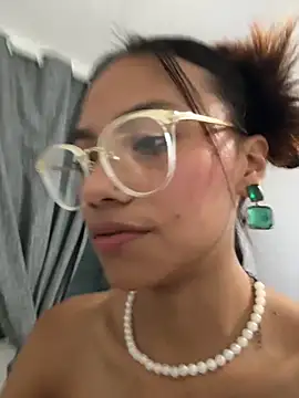 Snapshot of Nia_Desire chatting on October 1, 2025, 6:40 am Nia Desire online show from October 1, 2025, 6:40 am