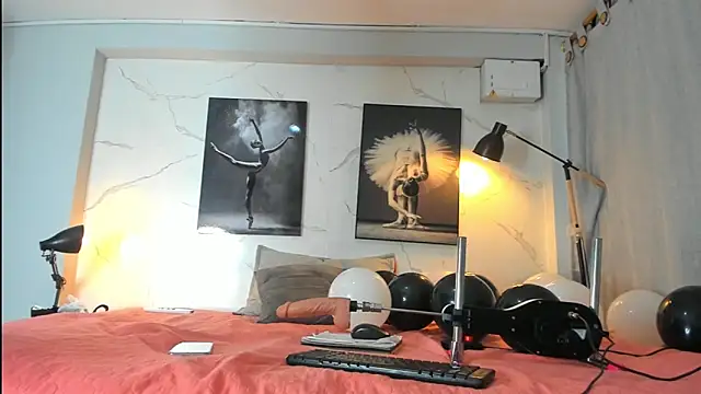 Snapshot of Evaa_18 chatting on October 31, 2025, 6:04 pm Evaa 18 online show from October 31, 2025, 6:04 pm