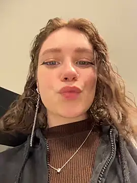 lucy-joy online show from December 19, 2025, 10:28 am