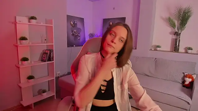 Snapshot of AlicePill chatting on December 1, 2025, 2:45 am AlicePill online show from December 1, 2025, 2:45 am