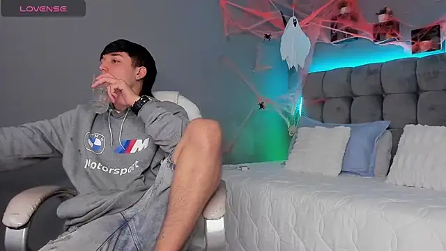 Snapshot of Ares_di_martin chatting on October 28, 2025, 4:24 am Ares di martin online show from October 28, 2025, 4:24 am