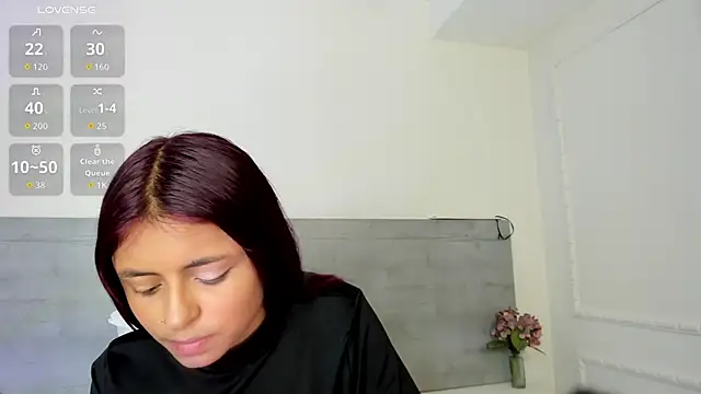 sunnyWhitee online show from June 18, 2026, 7:19 pm