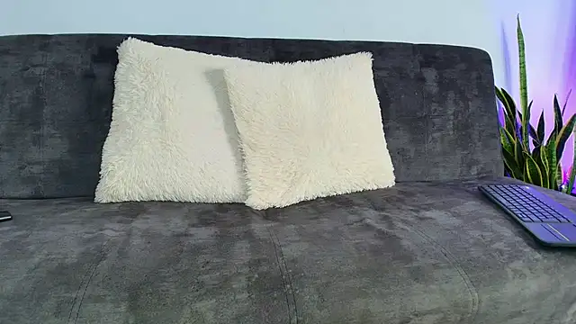 IsaXander743 online show from November 14, 2025, 2:21 pm