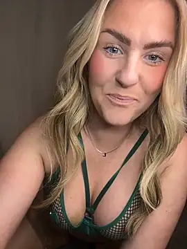 Snapshot of Charleigh_xx chatting on May 20, 2026, 9:23 pm Charleigh xx online show from May 20, 2026, 9:23 pm