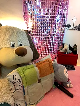 Snapshot of Nicol_V chatting on November 21, 2025, 5:17 am Nicol V online show from November 21, 2025, 5:17 am