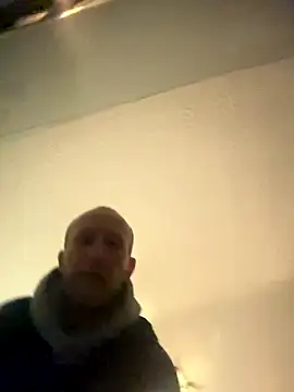 Snapshot of StudL chatting on October 28, 2025, 9:36 pm StudL online show from October 28, 2025, 9:36 pm